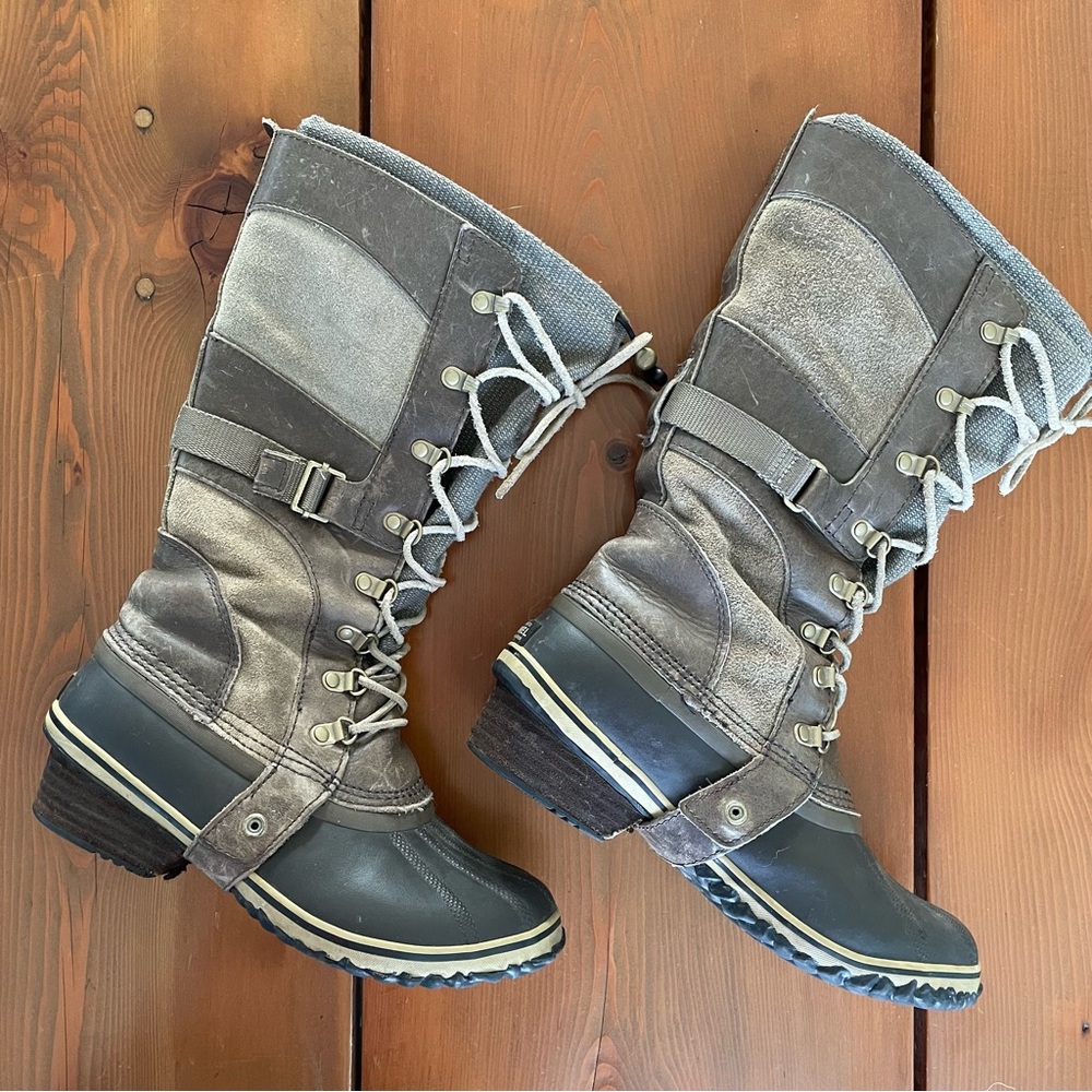 Sorel Conwuest Carly Leather/Sued Boots - size 9